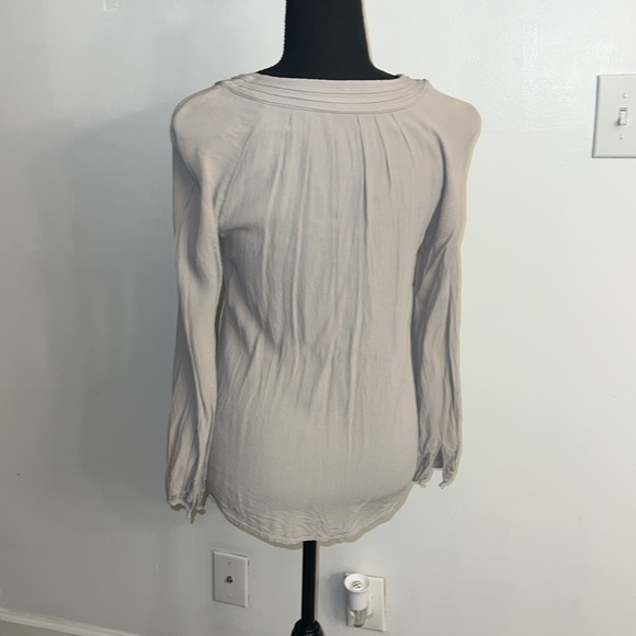 Boden, Gorgeous Long Sleeve Blouse, V-Neck w/Optional Closure, sz 2 - Picture 2 of 11